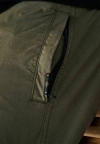 Next STRETCH UTILITY REGULAR TAPERED - Kareiviško stiliaus kelnės - khaki green