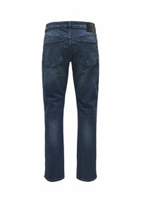 Dunkelblaue Denim-Jeans mit geradem Bein, fünf Taschen und einem Lederaufnäher auf der Rückseite. Glatte Textur mit subtilen Verblassungen.