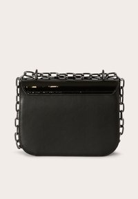 Borsa nera realizzata in pelle liscia con un frontale lucido. Presenta una spallina a catena robusta e angoli arrotondati.