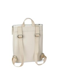 Krémový batoh vyrobený z syntetického materiálu, s obdélníkovým tvarem, dvěma nastavitelnými popruhy a rukojetí na vrchu. Zapínání na zip nahoře.