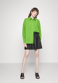 mbyM BRISA BOXY - Blusa com botões - kiwi