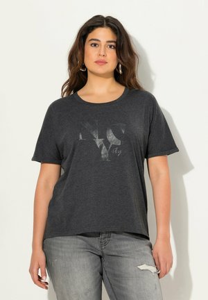 Camiseta de color gris carbón con mangas cortas, cuello redondo, que presenta un gráfico reflectante de la ciudad de Nueva York en la parte frontal, elaborada en tejido de algodón suave.