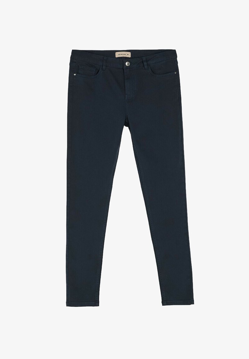 Cienkie dżinsy w kolorze granatowym, wykonane z denimu, z dwiema przednimi kieszeniami, zapięciem na guzik u góry oraz dyskretnymi detalami w szwach.