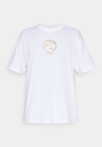 Hvit T-skjorte med korte ermer fra Nike med et sirkulært logo i gull og hvite marmorfarger og teksten "Nike Court" sentrert på brystet.