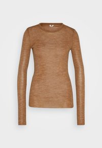 Haut à manches longues, dans un marron chaud, fabriqué à partir d'un tissu léger et texturé avec une finition lisse et un col rond, silhouette ajustée.