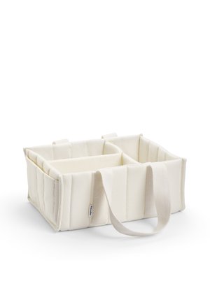 Neliönmuotoinen beige kangasjärjestäjä, jossa on kolme osastoa ja kaksi tukevasti kiinnitettyä kahvaa valkoisella taustalla.