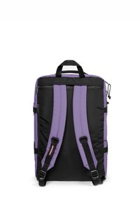 Sac à dos rectangulaire noir et violet avec bretelles rembourrées, poignée supérieure et une poche zippée à l'arrière.