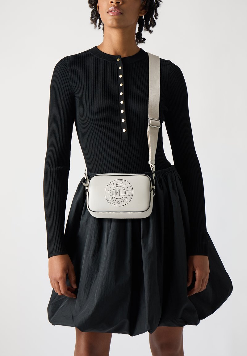 KARL LAGERFELD - CIRCLE CAMERA BAG  - Borsa a tracolla - cement, Ingrandire
