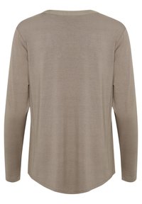 Camicia a maniche lunghe in taupe, con orlo arrotondato e texture morbida. Il collo è a costine, senza motivi visibili o accessori.