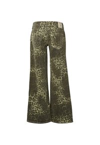 Jeans o szerokich nogawkach w zielono-czarny wzór w panterę, z dwiema tylnymi kieszeniami z kontrastowym przeszyciem oraz metką przy pasie.