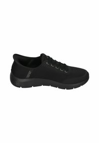 Zapatilla deportiva negra con una parte superior de malla transpirable, cuello acolchado y sistema de cordones; cuenta con una suela de goma gruesa con acentos texturizados.