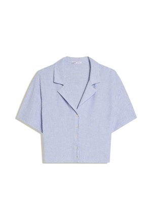 Svetlomodrá a biela krátkym rukávom pruhovaná košeľa s širokým golierom a zapínaním na predné gombíky, položená na bielom pozadí.