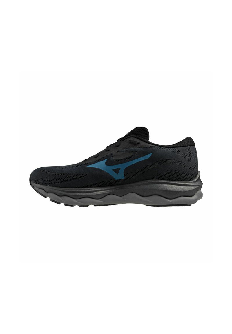 Scarpa da corsa nera con logo blu, tomaia in rete e suola spessa e imbottita progettata per comfort e supporto.