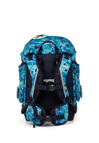 Blauer und türkisfarbener Rucksack mit gemustertem Design, gepolsterten Trägern, mehreren Seitentaschen und verstellbarem Zubehör; bietet ein ergonomisches Design für Komfort.