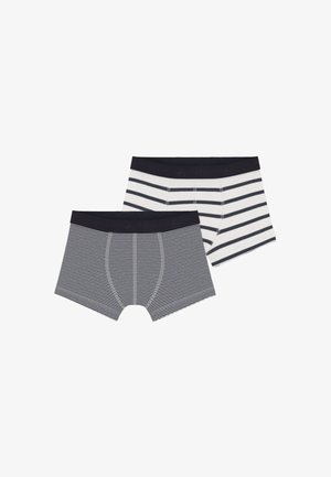 Dve pari moških bokser kratkih hlač s črnimi pasovi; ene z ozkimi črno-belimi črtami, druge z širokimi črno-belimi horizontalnimi črtami.