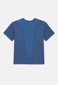 Camiseta azul con un panel azul en contraste en la parte posterior, mangas cortas y un escote redondeado. Tejido suave con una textura lisa.