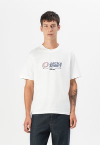 Witte katoenen t-shirt met een ronde hals en korte mouwen. Heeft een meerkleurig "Jack & Jones" logo gedrukt op de voorkant. Casual pasvorm.