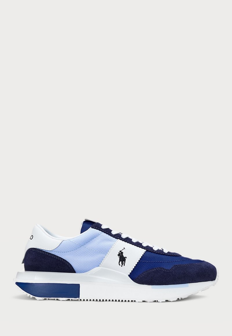 Granatowo-niebieskie sneakersy wykonane z zamszu i siateczki, z białymi akcentami, białymi sznurowadłami oraz naszywką z logo po bokach.