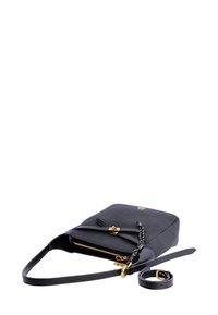 Bolso cruzado de piel negra con forma rectangular, herrajes dorados, acento trenzado y correa ajustable. Incluye una correa desmontable.