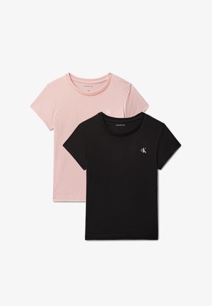 To kortermede crewneck-T-skjorter, en lys rosa og en svart, hver med en liten hvit "cK"-logo på venstre bryst.
