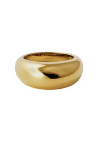 Anillo de metal en tono dorado con un diseño suave y redondeado. Superficie reflectante que crea un acabado brillante. Por dentro está marcado con "aristocrazy".