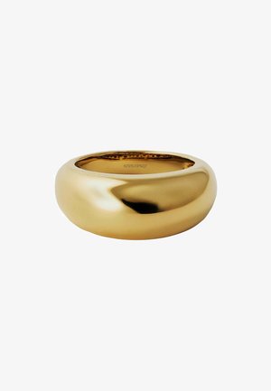 Anillo de metal en tono dorado con un diseño suave y redondeado. Superficie reflectante que crea un acabado brillante. Por dentro está marcado con "aristocrazy".