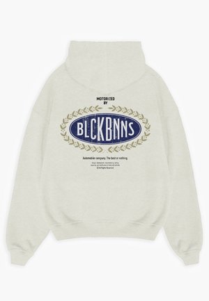 Haut de survêtement gris avec une poche kangourou. L'arrière présente un logo ovale bleu avec le texte « MOTORISÉ PAR BLCKBNNS » et des accents de laurier. Le texte en bas indique « Entreprise automobile. Le meilleur ou rien. »