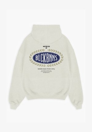 Grijze hoodie met een kangoeroezak. De achterkant heeft een blauw ovale logo met de tekst "AANGEDREVEN DOOR BLCKBNNS" en laurieraccenten. De tekst onderaan luidt "Autobedrijf. Het beste of niets."