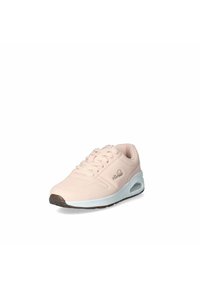 Scarpa atletica rosa chiaro con una superficie sintetica liscia, design con lacci, intersuola imbottita e suola bianca con fondo in gomma marrone.