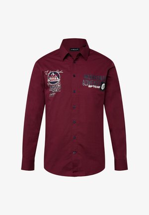 Camicetta bordeaux con maniche lunghe, caratterizzata da bottoni blu e dettagli ricamati di montagne e testo sul davanti.