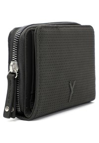 Portafoglio nero realizzato in materiale testurizzato con perforazioni, dotato di chiusura a zip e hardware argentato, design minimalista.
