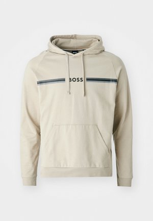 Beige hoodie gemaakt van zachte stof, met een voorzak, een capuchon met trekkoord en een zwart "BOSS" logo met twee horizontale strepen over de borst.