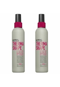 Zwei Flaschen KMS Therma Shape Spray; zylindrische graue Behälter mit schwarzen Sprühköpfen und pinkem Text; jede enthält 200 ml.