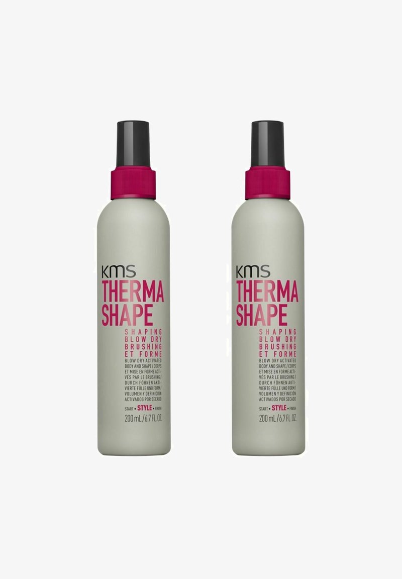 Zwei Flaschen KMS Therma Shape Spray; zylindrische graue Behälter mit schwarzen Sprühköpfen und pinkem Text; jede enthält 200 ml.
