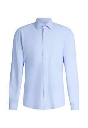 Camicia elegante da uomo a maniche lunghe colore azzurro chiaro con colletto a punta e bottoni bianchi sul davanti, su sfondo bianco.
