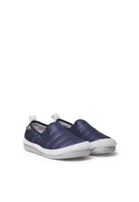 Mornarske slip-on cipele s prešanim gornjištem, sivo krzneno podstavu i svijetlosivom gumenom đonom. Imaju traku za lako obuvanje.