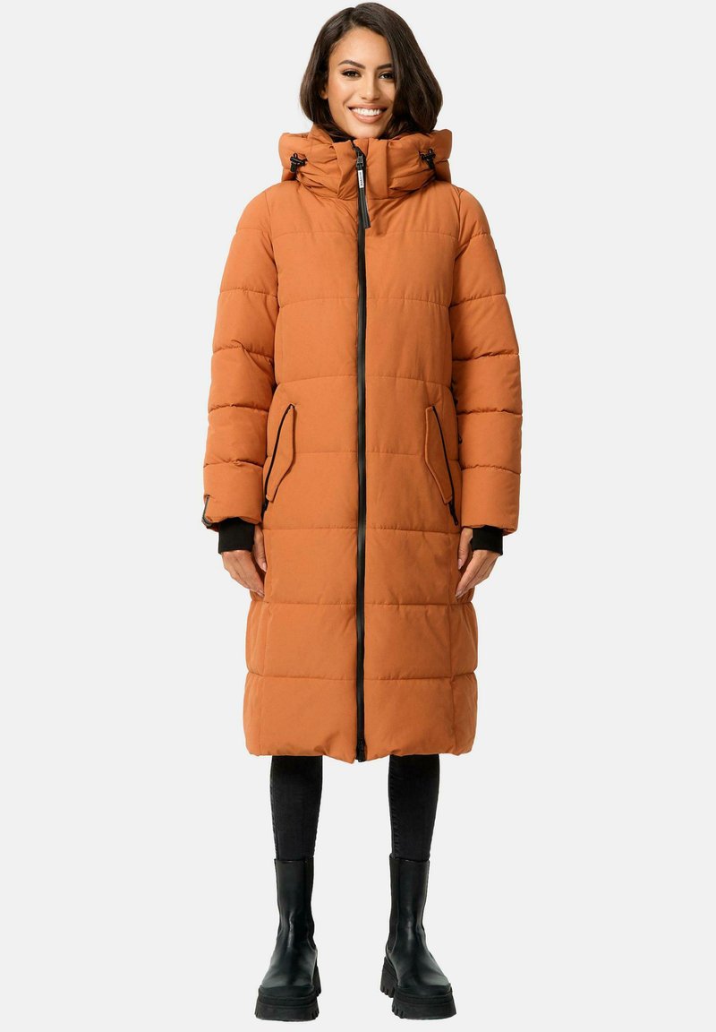 Abrigo de plumas naranja con capucha, cremalleras y detalles en negro. Presenta un diseño hasta la rodilla, textura acolchada y bolsillos delanteros.