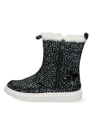 Botines negros con estampado, forrados de piel sintética blanca, con cremallera lateral y detalle en forma de corazón negro. Suela de goma blanca con diseño texturizado.