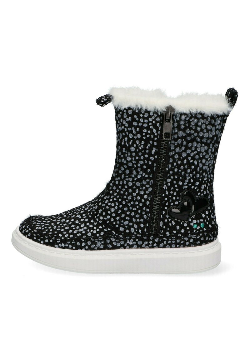 Botines negros con estampado, forrados de piel sintética blanca, con cremallera lateral y detalle en forma de corazón negro. Suela de goma blanca con diseño texturizado.