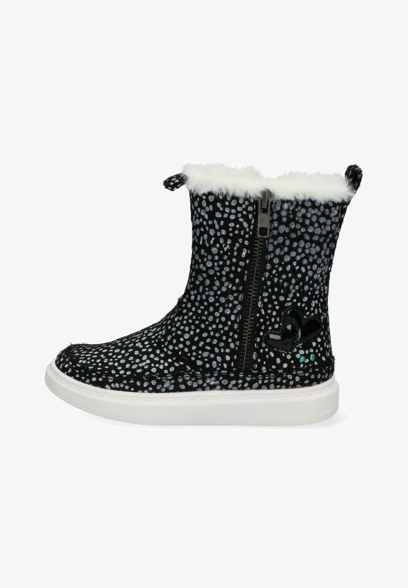 Botines negros con estampado, forrados de piel sintética blanca, con cremallera lateral y detalle en forma de corazón negro. Suela de goma blanca con diseño texturizado.