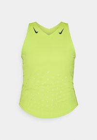Top atletico senza maniche verde lime con scollo a V, caratterizzato da loghi neri decorativi e una texture simile a rete con piccoli fori per la ventilazione.