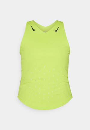 Limegrønn ermeløs treningstopp med V-hals, med svarte aksentlogoer og mesh-lignende tekstur med små utskjæringer for ventilasjon.