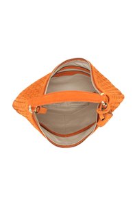 Orangefarbene geflochtene Lederhandtasche mit runder Form, ausgestattet mit einem Reißverschluss und einem mit Stoff ausgekleideten Innenraum. Beinhaltet eine Innentasche und beige Akzente.