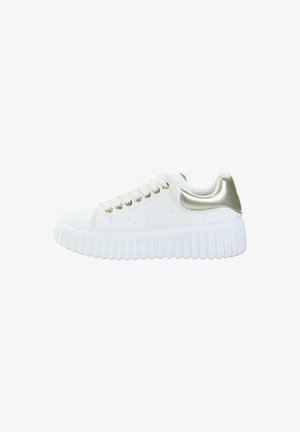 Białe sneakersy na platformie z złotymi oczkami i metalicznym złotym wzmocnieniem na pięcie, gruba żebrowana podeszwa oraz białe sznurowadła.