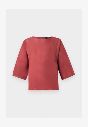 Μπλούζα από σατέν σε σκουριά χρώμα με μανίκια 3/4 και στρογγυλή λαιμόκοψη, σε απλό λευκό φόντο.