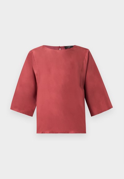 Μπλούζα από σατέν σε σκουριά χρώμα με μανίκια 3/4 και στρογγυλή λαιμόκοψη, σε απλό λευκό φόντο.