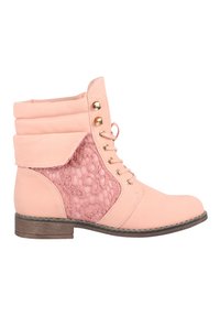 Botines rosa con parte superior suave, con cordones en la parte delantera y panel lateral texturizado con diseño floral, un bajo tacón de madera y puño doblado.
