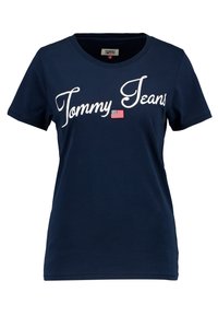 Námorně modré bavlněné tričko s bílým vyšitým logem "Tommy Jeans" a malou akcentací americké vlajky pod textem. Klasický kulatý výstřih.