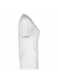 Chemise blanche à manches courtes avec un col rond, fabriquée en tissu lisse et léger ; présente un logo subtil sur la poitrine et un design ajusté.