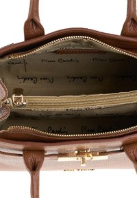 Borsa a tracolla in pelle marrone aperta per mostrare l'interno beige con fodera in tessuto con logo Pierre Cardin e una tasca con cerniera all'interno.